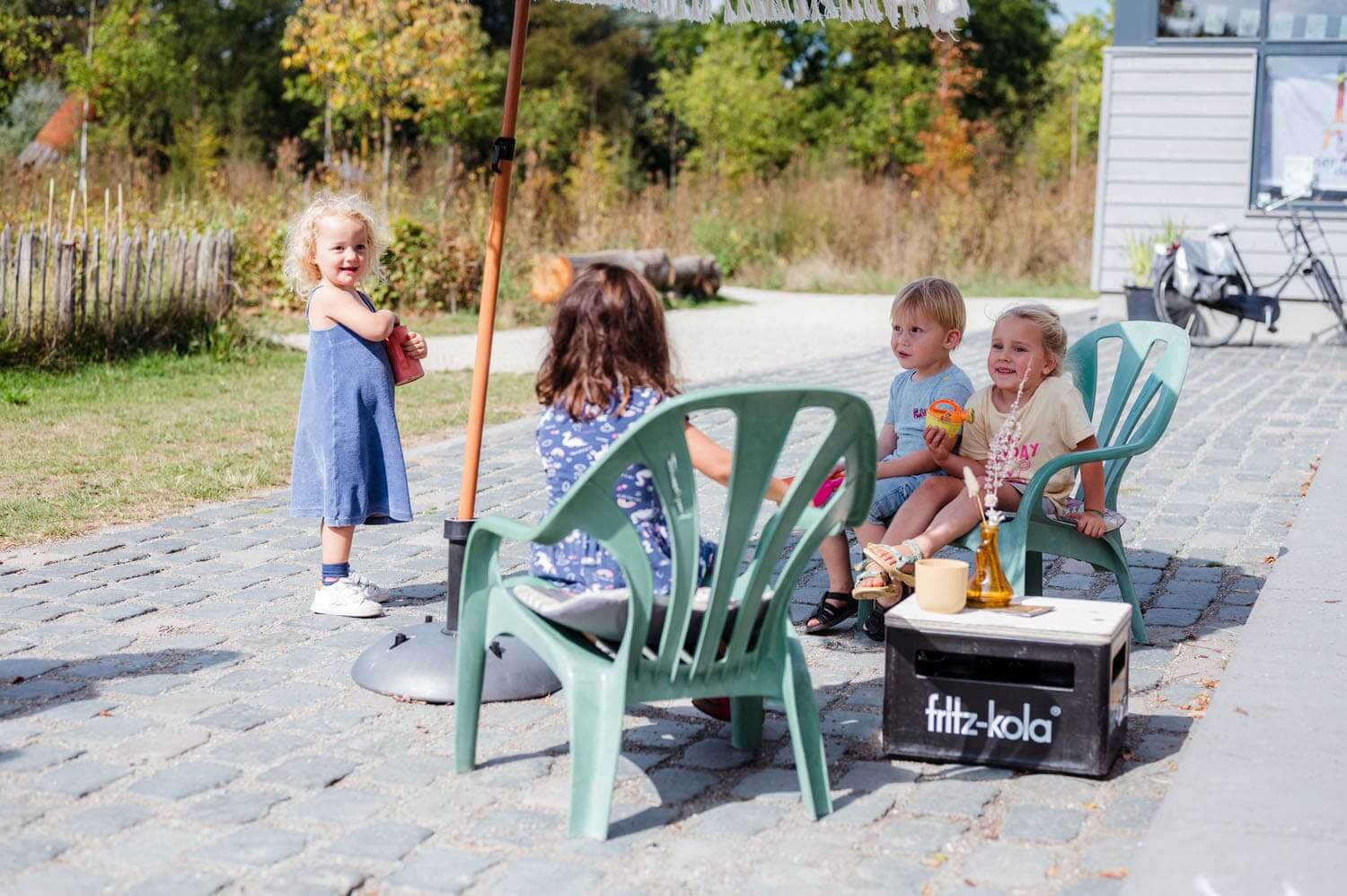 Bzzzonder-spelen-peuterschool-samen-buiten-zitten-zon